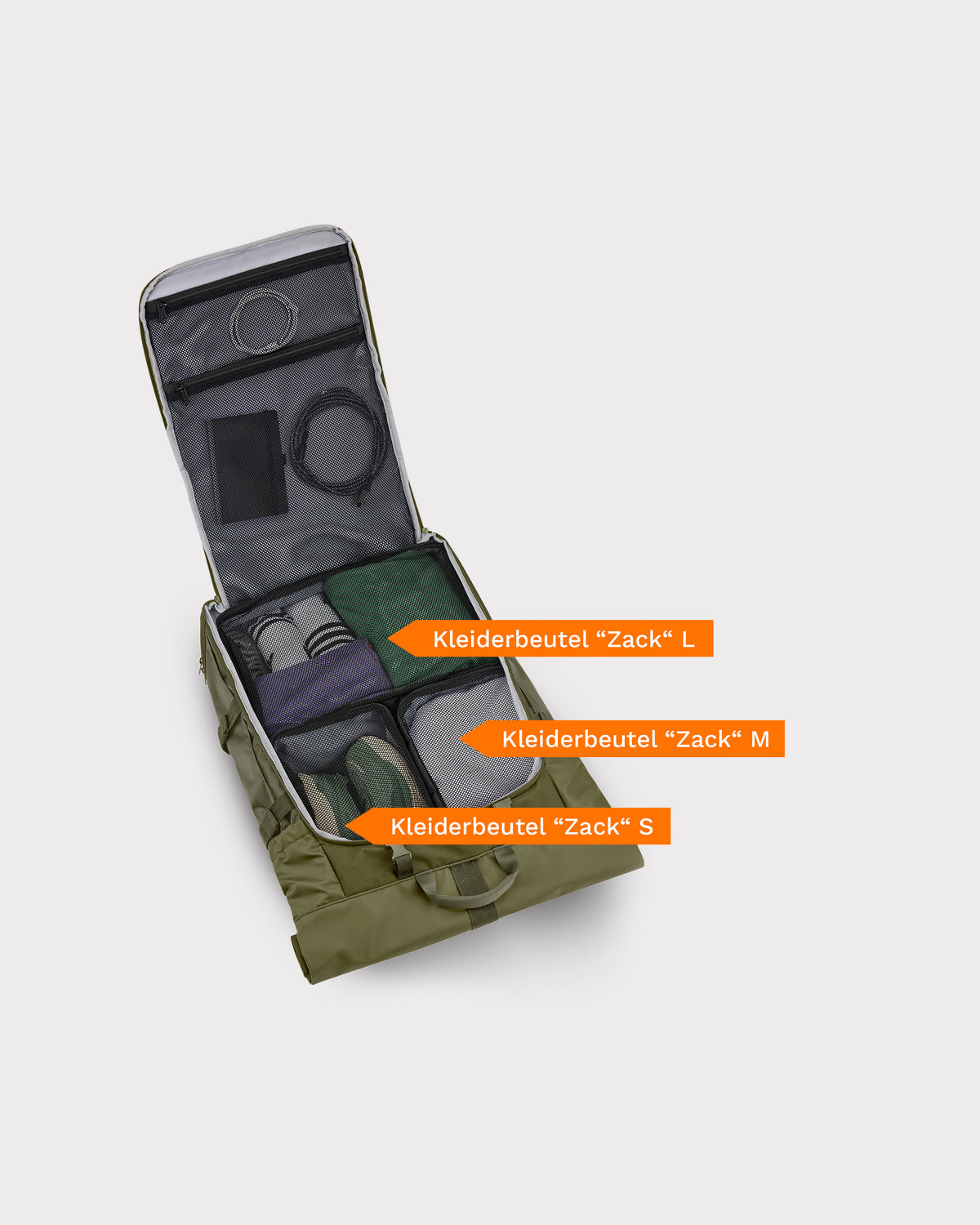 Olivefarbener Reiserucksack Allen XL Travel geöffnet mit drei beschrifteten Kleiderbeuteln 'Zack' in den Größen L, M und S