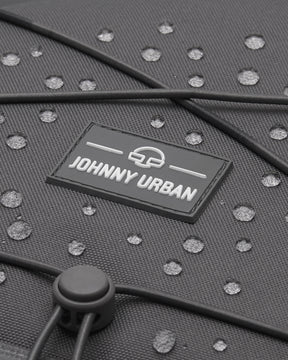 Nahaufnahme des grauen Johnny Urban Reiserucksacks 'Allen XL Travel' mit Wassertröpfchen auf dem Material