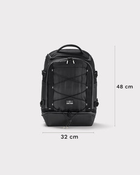 Schwarzer Reiserucksack 'Jack' von Johnny Urban mit Schnürung und Maßen 48x32 cm