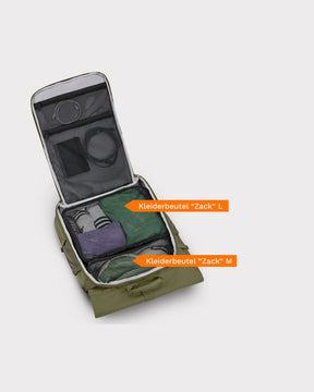 Reiserucksack 'Allen Large Travel' in Olivgrün geöffnet, zeigt zwei Kleidertaschen 'Zack' in Größe L und M mit gepackter Kleidung