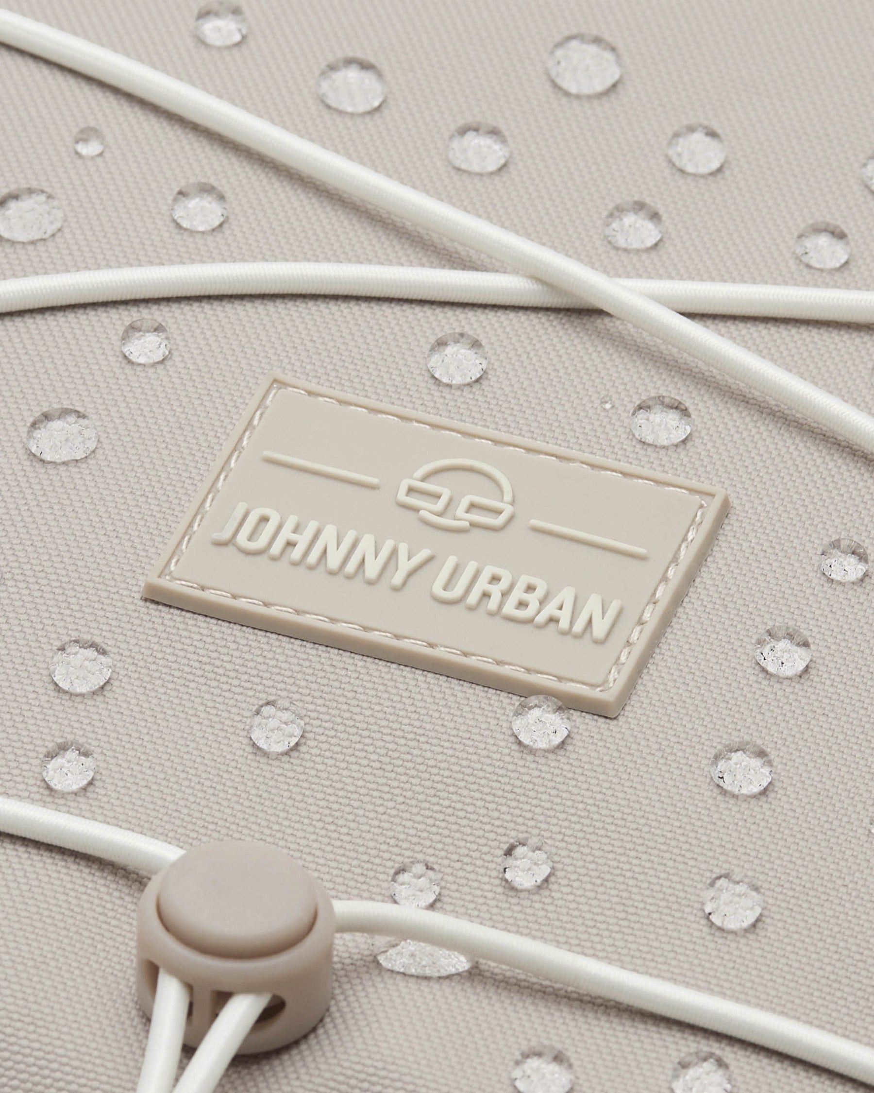 Wasserabweisender Reiserucksack 'Allen Large Travel' in Sand mit Johnny Urban Logo und elastischem Zugband