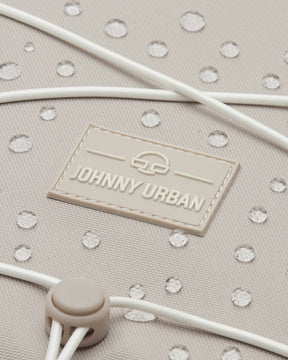 Wasserabweisender Reiserucksack 'Allen Large Travel' in Sand mit Johnny Urban Logo und elastischem Zugband