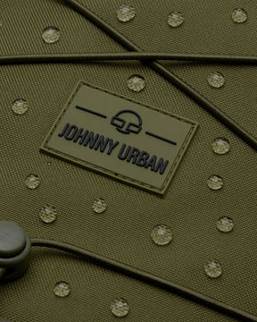 Aufnahme des olivgrünen Reiserucksacks 'Allen XL Travel' von Johnny Urban mit wasserabweisendem Material und sichtbaren Wassertropfen