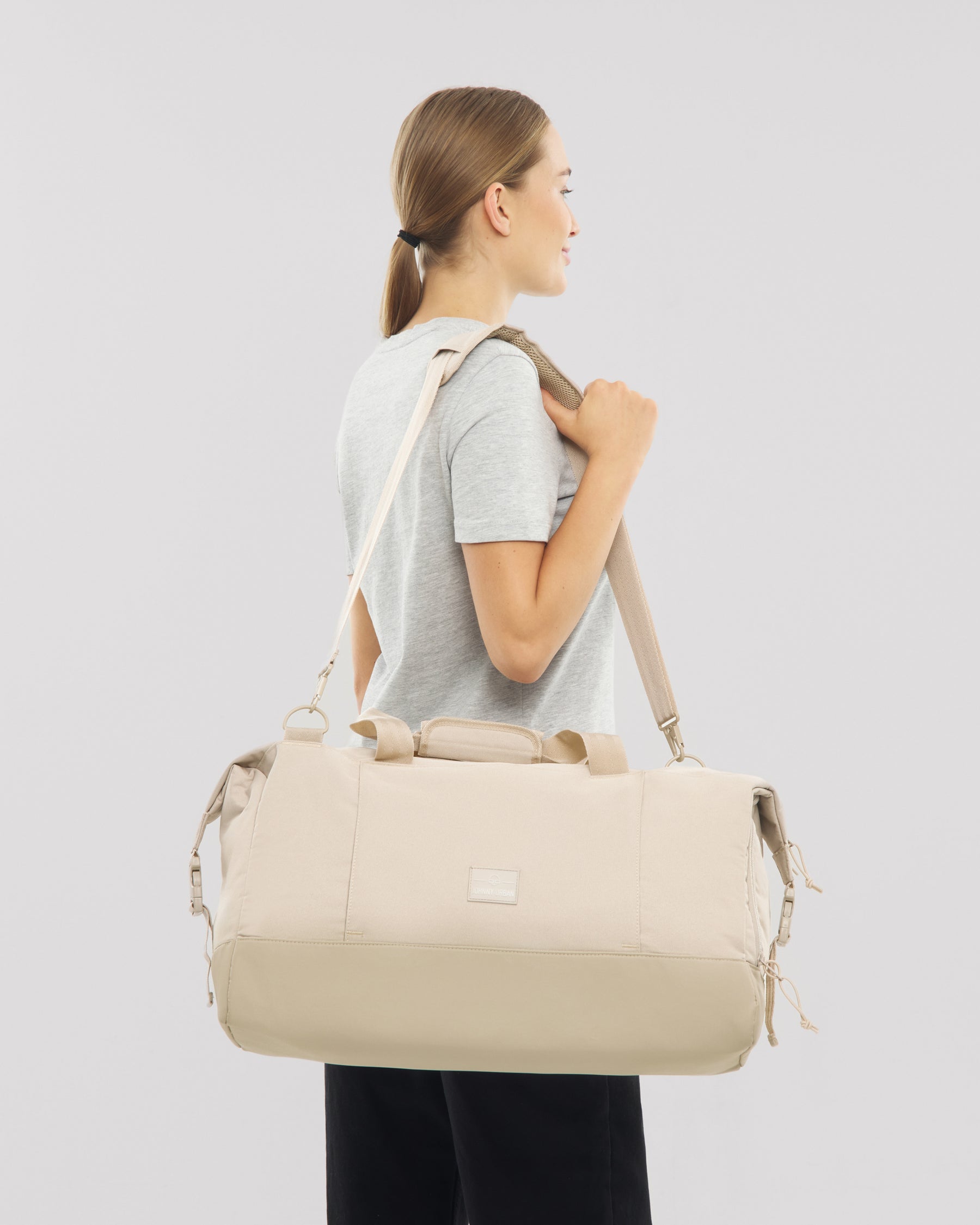 Unser weibliches Model zeigt sich hier mit dem Johnny Urban Weekender "Milan" in beige. 