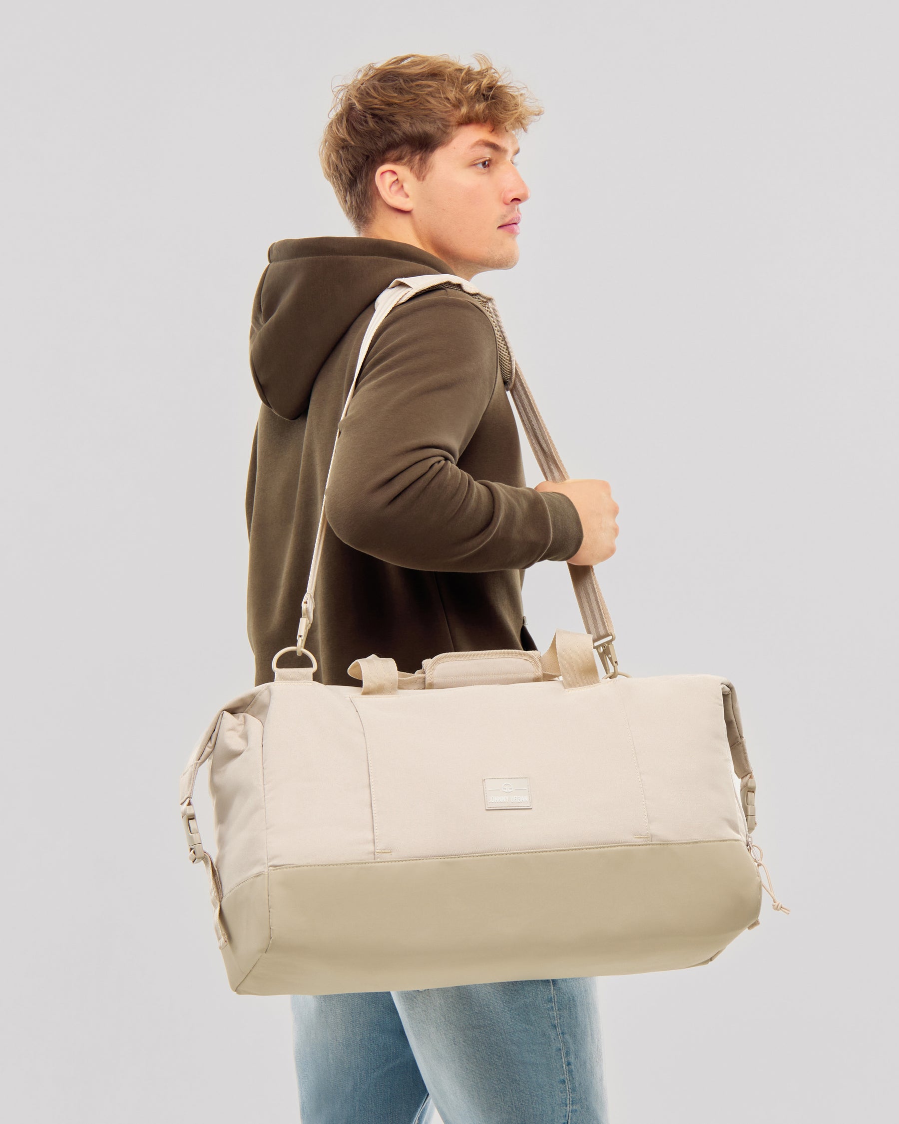 Unser männliches Model zeigt sich hier mit dem Johnny Urban Weekender "Milan" in beige. 