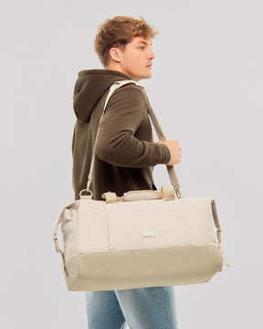 Unser männliches Model zeigt sich hier mit dem Johnny Urban Weekender "Milan" in beige. 