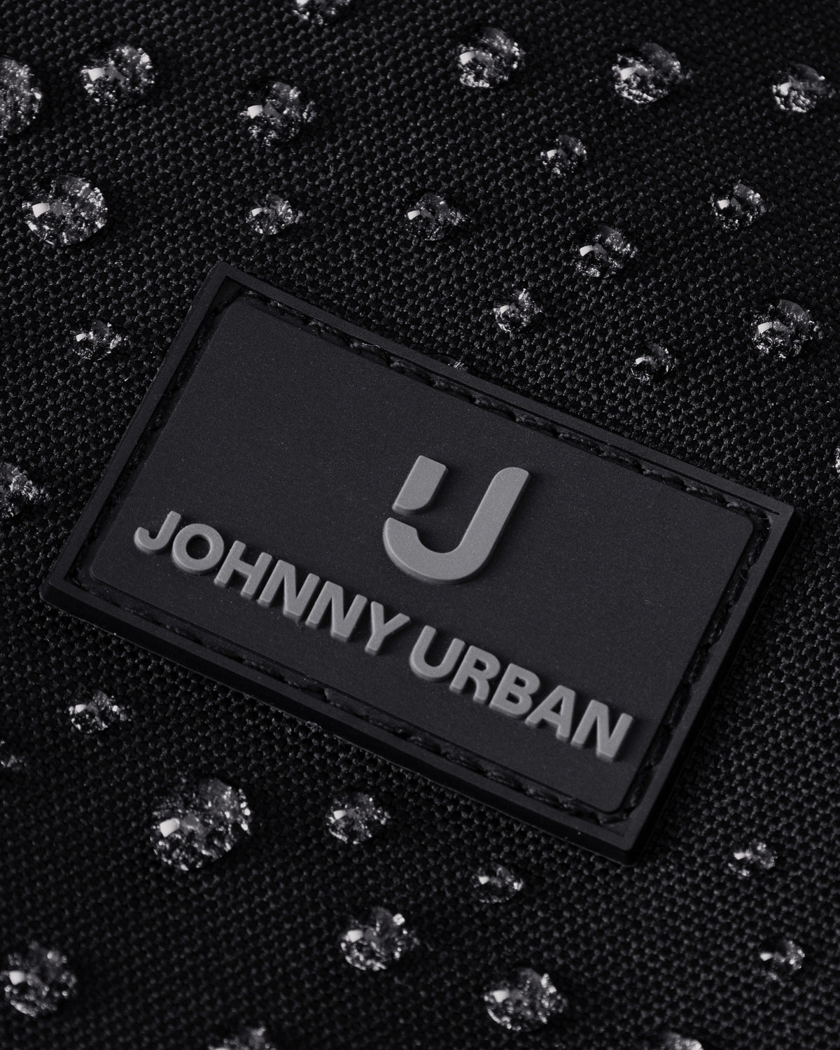 Schwarzes Johnny Urban Logo auf wasserdichtem Stoff mit Tropfenmuster der Weekender Reisetasche Milan