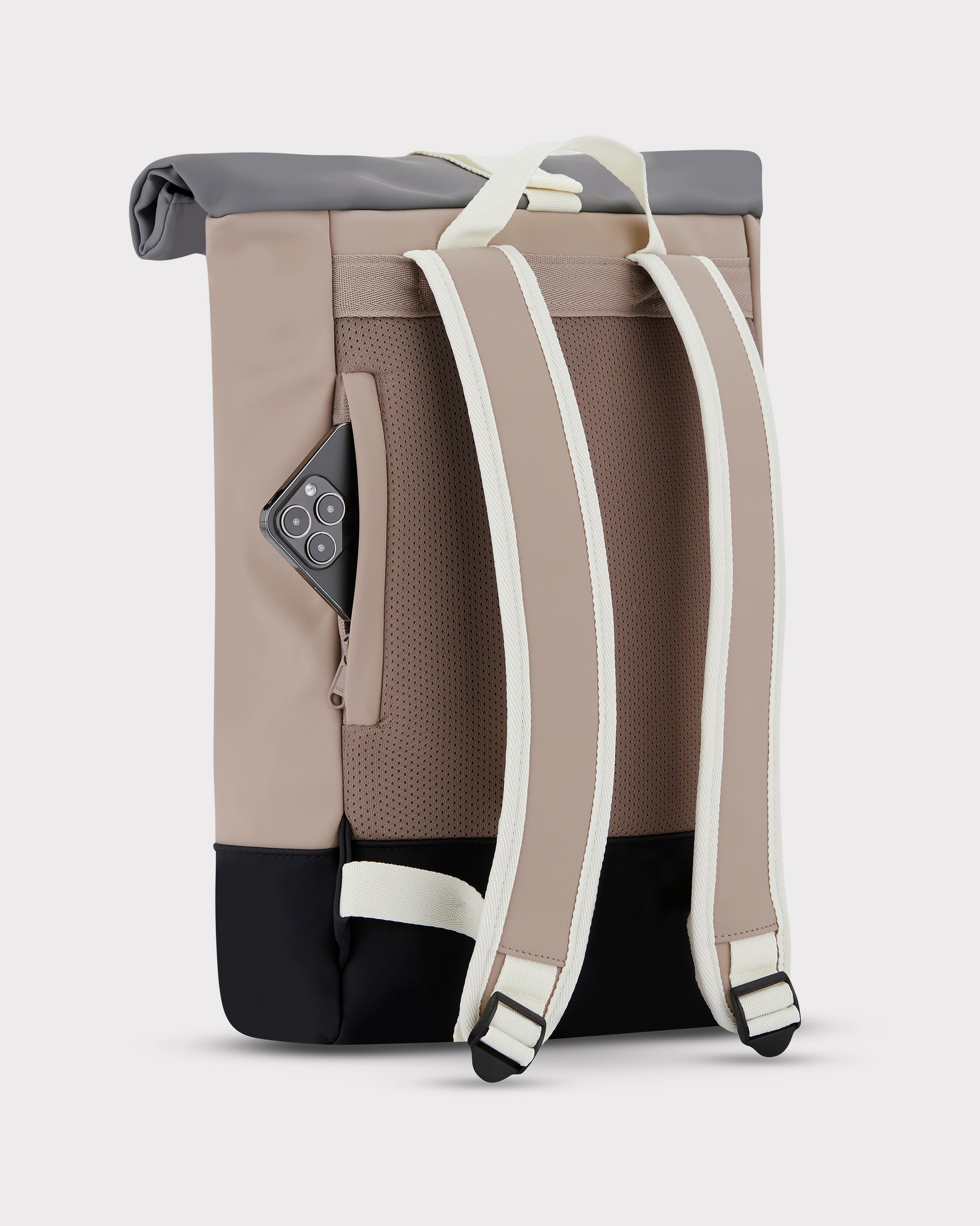 Rolltop Rucksack Harvey Medium in Beige mit grauem Rollverschluss, mit gepolsterten beigen und weißen Schulterriemen und versteckter Reißverschlusstasche mit Smartphone