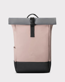Rolltop Rucksack Harvey Medium von Johnny Urban, beigem Material mit grauem oberen Rollverschluss und schwarzem Boden