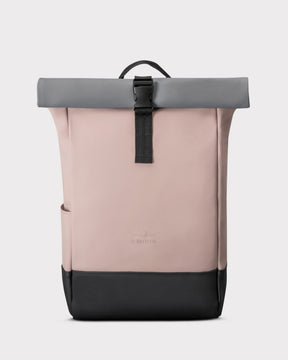 Rolltop Rucksack Harvey Medium von Johnny Urban, beigem Material mit grauem oberen Rollverschluss und schwarzem Boden