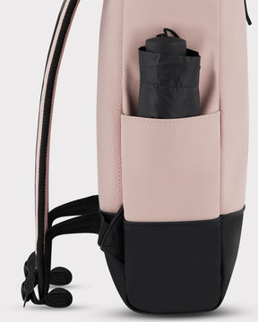 Rolltop Rucksack Harvey Medium in Rosa und Schwarz mit seitlicher Tasche und schwarzem zusammengefaltetem Regenschirm