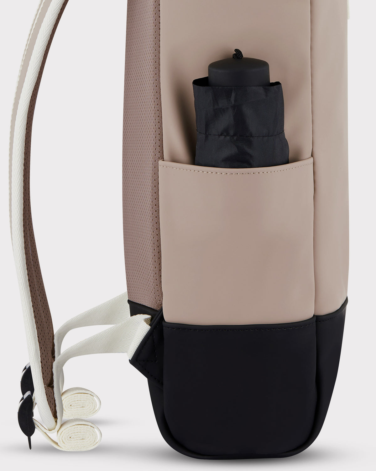 Seitentasche des Rolltop Rucksackes 'Harvey Medium' in Beige-Schwarz mit schwarzem Regenschirm