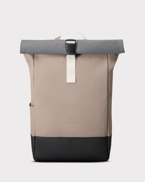 Rolltop Rucksack 'Harvey Medium' von Johnny Urban in Beige mit grauem Rollverschluss und schwarzem Boden
