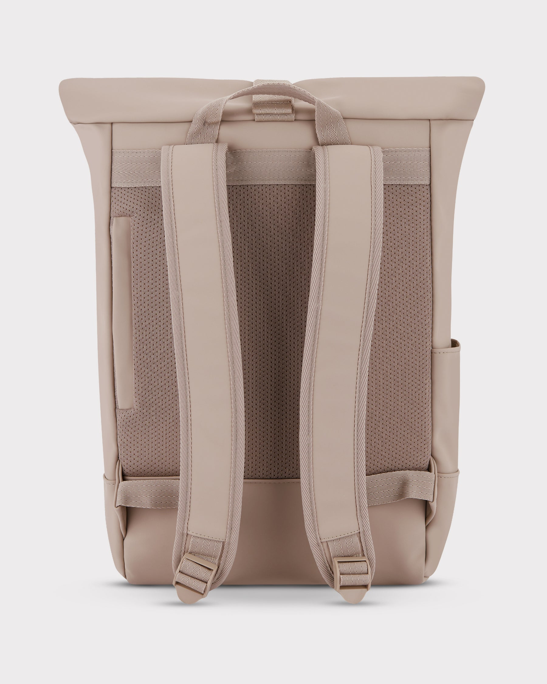 Rückseite des beigen Rolltop-Rucksacks ‚Harvey Medium‘ mit gepolsterten Schultergurten und atmungsaktivem Rückenpolster