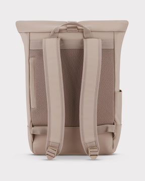 Rückseite des beigen Rolltop-Rucksacks ‚Harvey Medium‘ mit gepolsterten Schultergurten und atmungsaktivem Rückenpolster