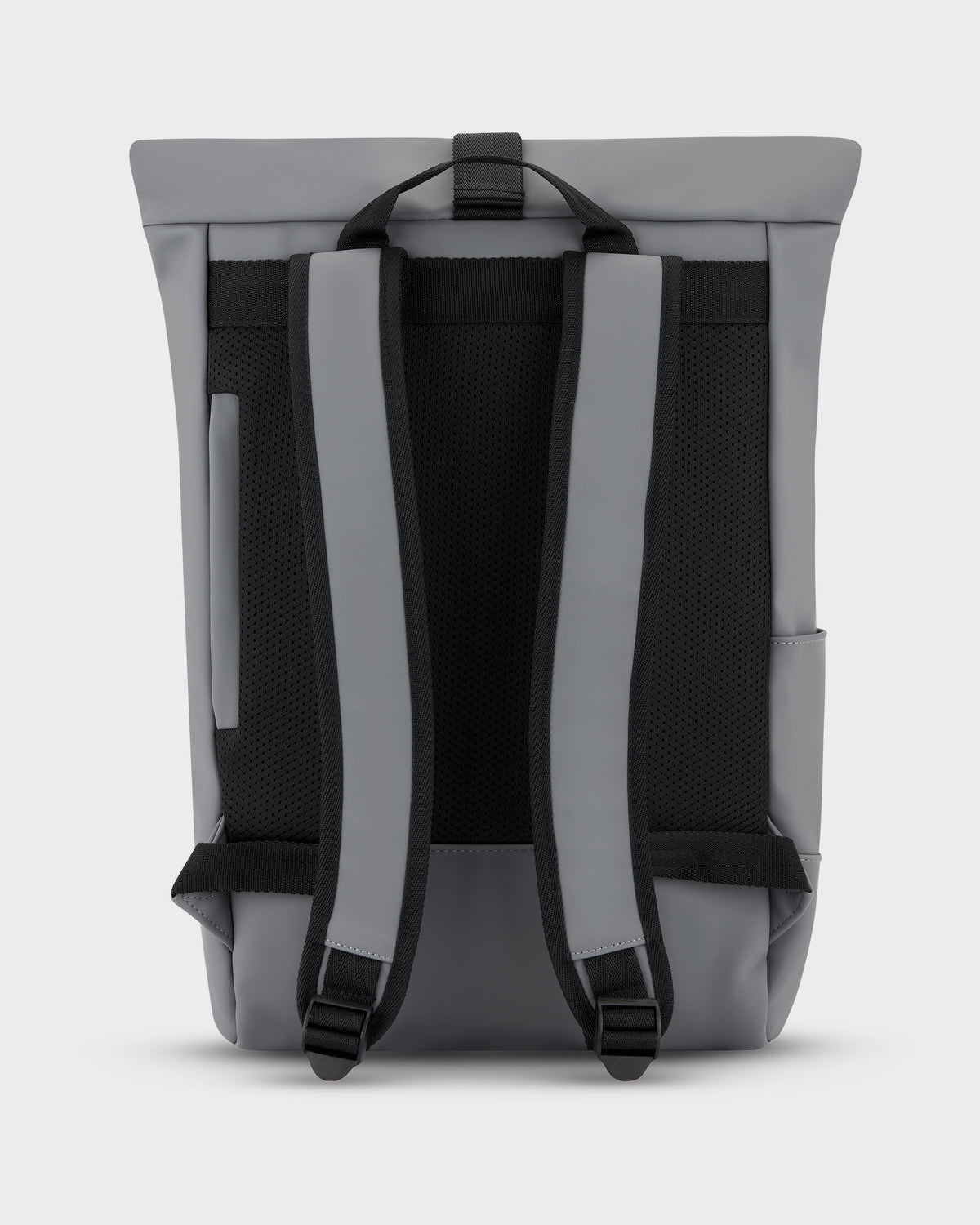 Rückseite des Johnny Urban Rolltop Rucksacks 'Harvey Medium' in Grau-Schwarz mit gepolsterten, verstellbaren Trägern und gepolstertem Rückenbereich