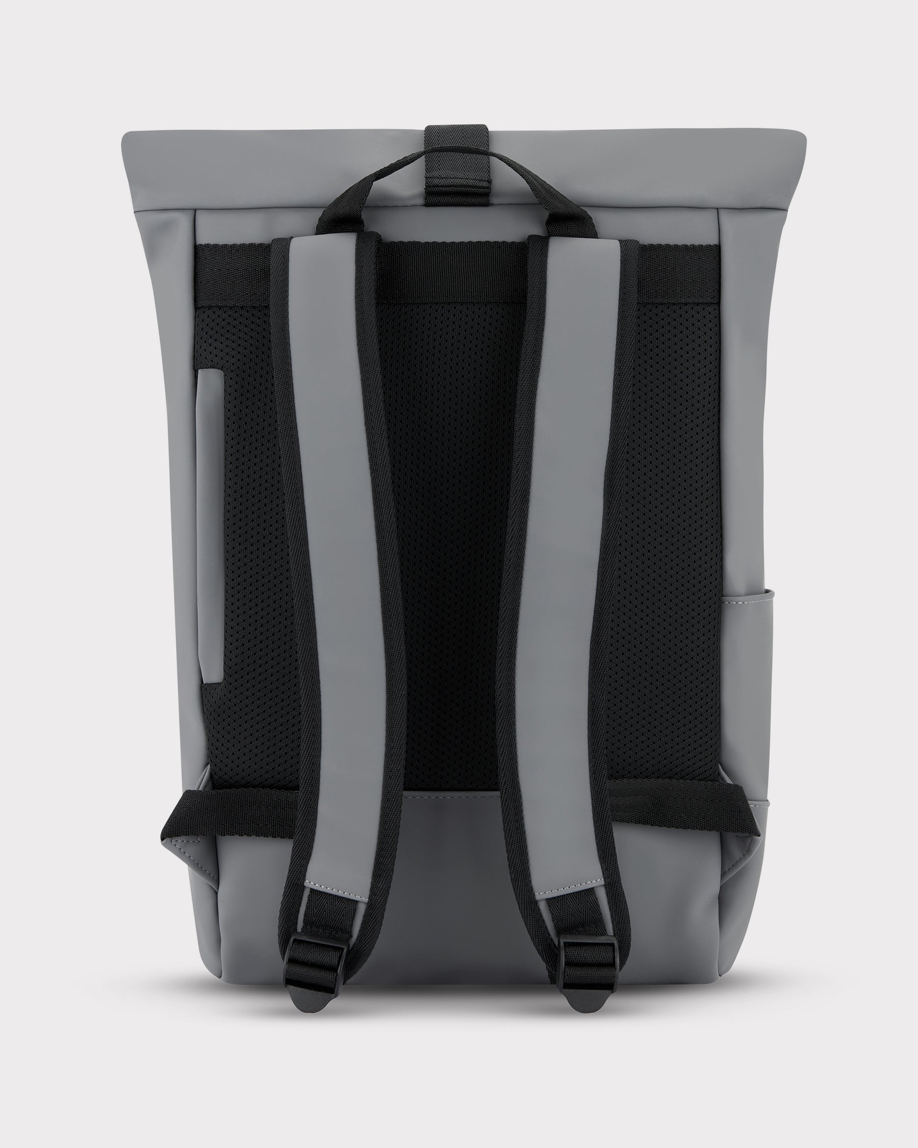 Rückseite des Johnny Urban Rolltop Rucksacks 'Harvey Medium' in Grau-Schwarz mit gepolsterten, verstellbaren Trägern und gepolstertem Rückenbereich