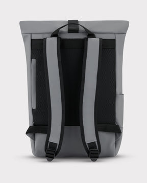 Rückseite des Johnny Urban Rolltop Rucksacks 'Harvey Medium' in Grau-Schwarz mit gepolsterten, verstellbaren Trägern und gepolstertem Rückenbereich