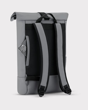 Rolltop Rucksack Harvey Medium in modernem Grau mit schwarzem Rückenpolster und Schultergurten, seitliche Tasche mit Smartphone