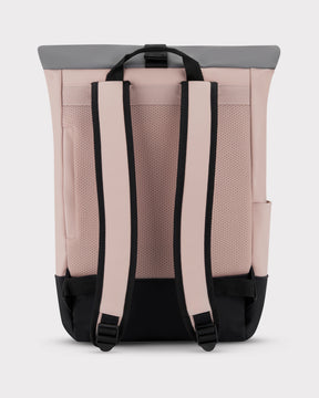 Rückenansicht des Rolltop Rucksacks 'Harvey Medium' in Beige mit gepolsterten, verstellbaren Trägern und schwarzem Boden
