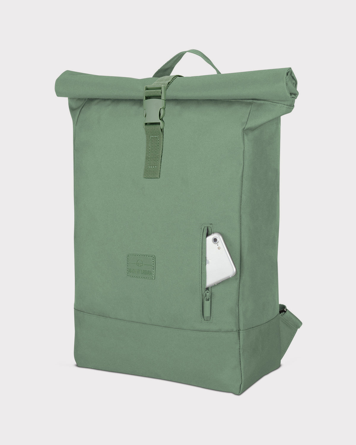 Grüner Rolltop-Rucksack 'Robin Large' mit Reißverschlusstasche, in der ein Smartphone steckt
