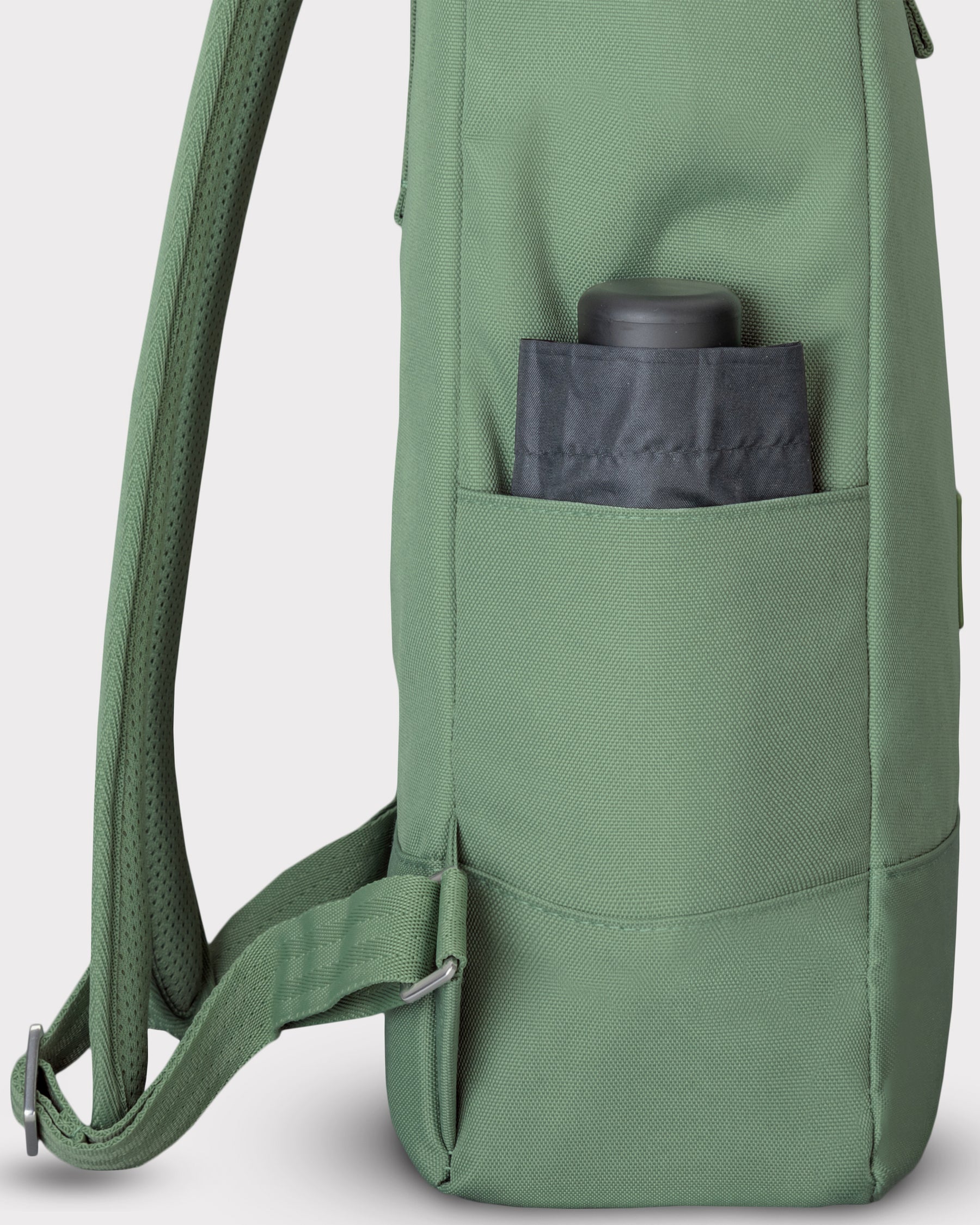 Grüner Rolltop-Rucksack Robin Large mit Seitentasche und schwarzem Tascheninhalt