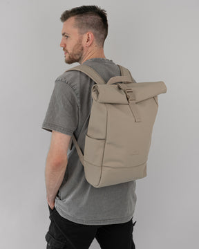 Mann mit grauem T-Shirt und beigem Rolltop Rucksack 'Harvey Medium' von Johnny Urban