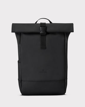 Schwarzer Rolltop-Rucksack 'Harvey Medium' von Johnny Urban aus wasserabweisendem Material
