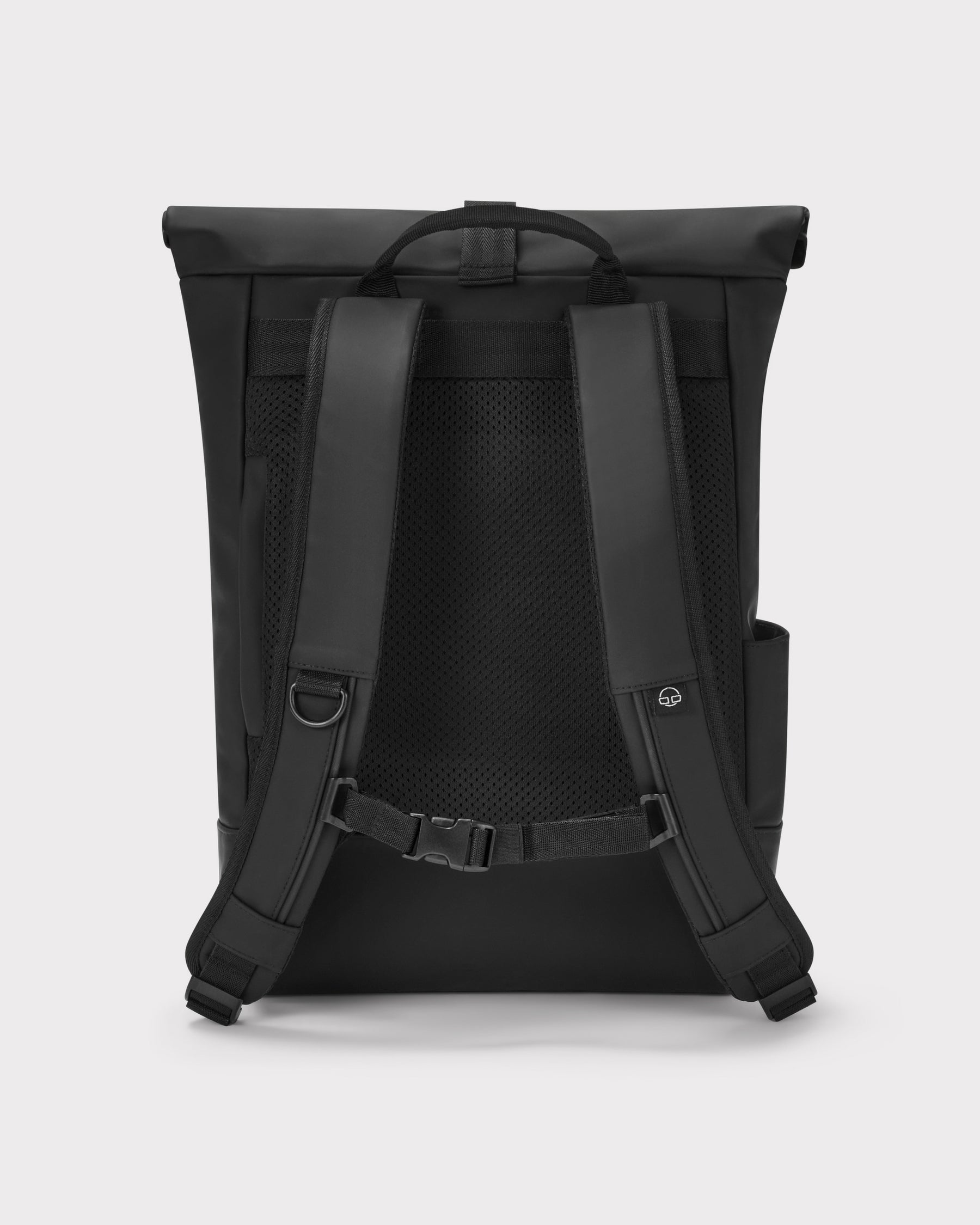 Schwarzer Rolltop Rucksack 'Harvey Medium' von Johnny Urban mit verstellbaren gepolsterten Schultergurten und Netzrücken
