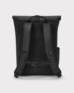 Schwarzer Rolltop Rucksack 'Harvey Medium' von Johnny Urban mit verstellbaren gepolsterten Schultergurten und Netzrücken