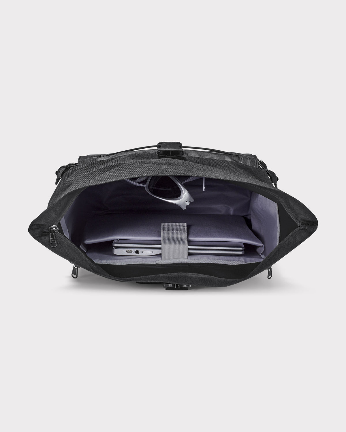 Rolltop Rucksack 'Allen Large Move' offen mit Laptop und Brille im Innenfach