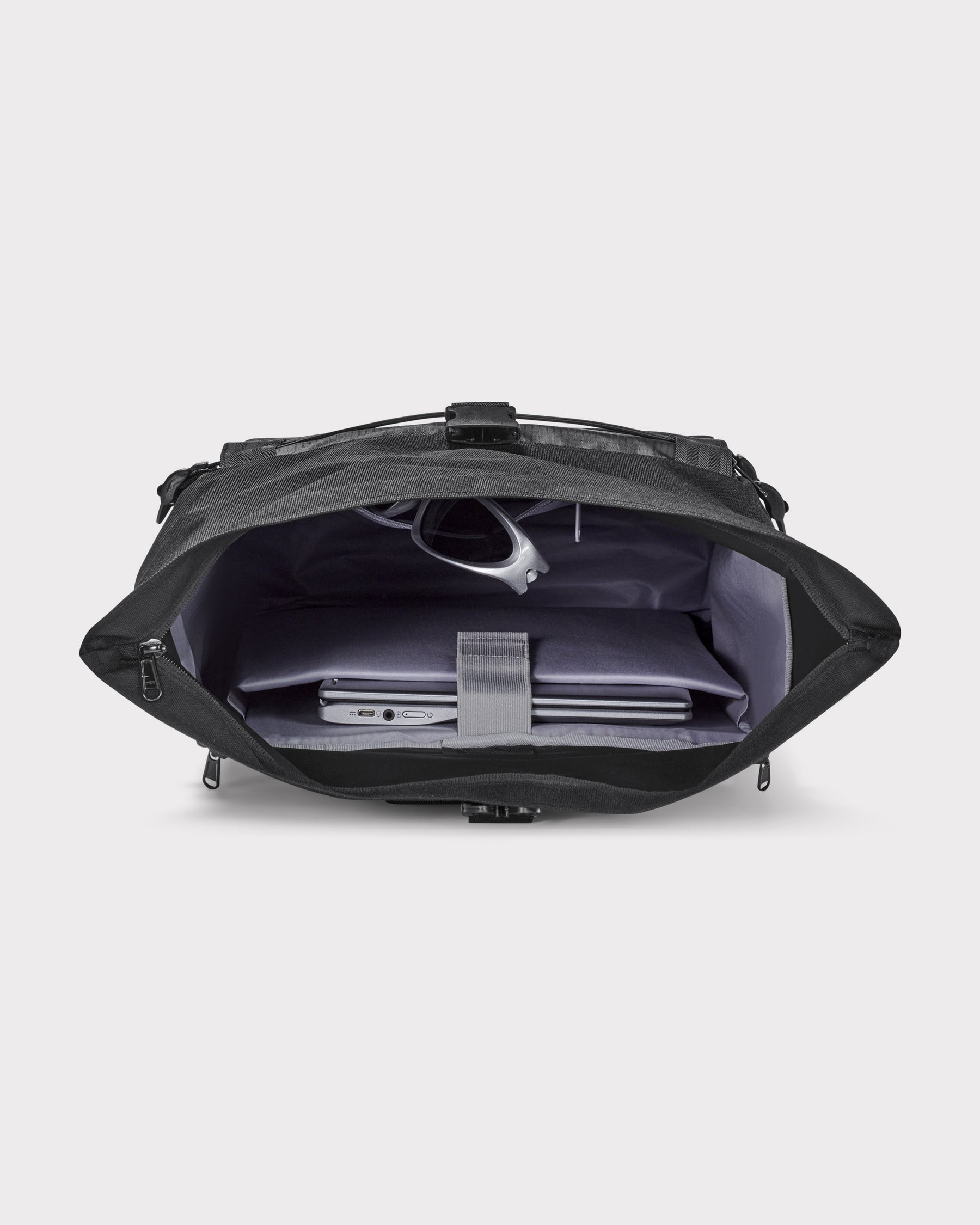 Rolltop Rucksack 'Allen Large Move' offen mit Laptop und Brille im Innenfach