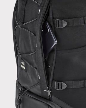 Schwarzer Rolltop Rucksack 'Allen Large Move' mit geöffnetem Geheimfach, in dem ein Smartphone steckt