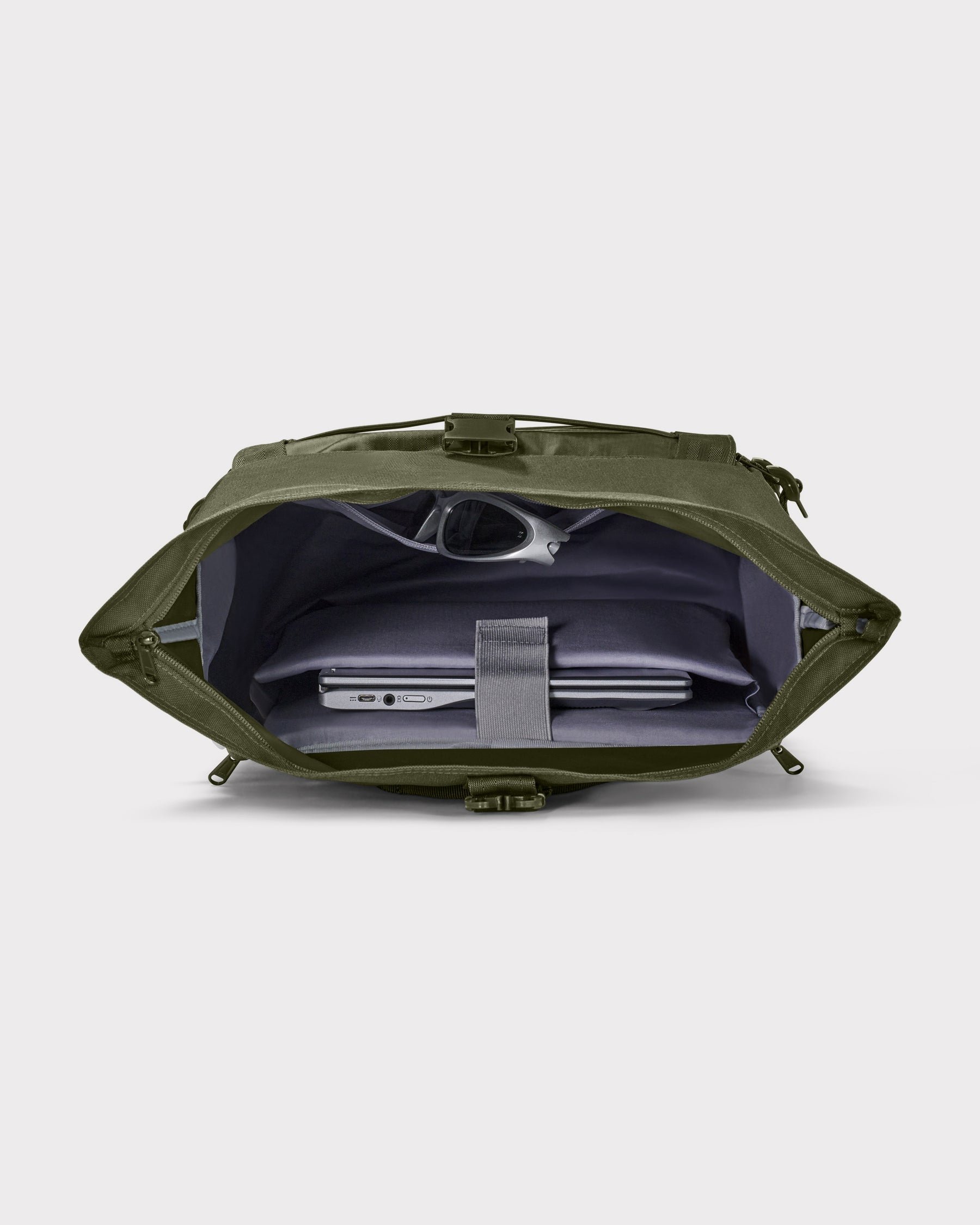 Olivefarbener Rolltop Rucksack Allen Large Move von Johnny Urban mit geöffnetem Laptopfach und Sonnenbrille innen
