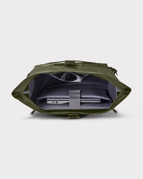 Olivefarbener Rolltop Rucksack Allen Large Move von Johnny Urban mit geöffnetem Laptopfach und Sonnenbrille innen