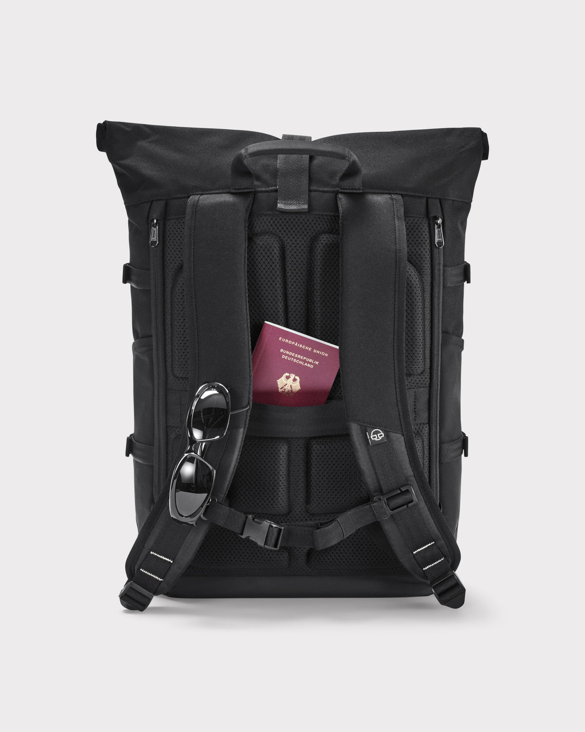 Schwarzer Rolltop-Rucksack 'Allen Large Move' mit gepolsterten ergonomischen Tragegurten, Reisepass in Rückenfach, Sonnenbrille am Gurt