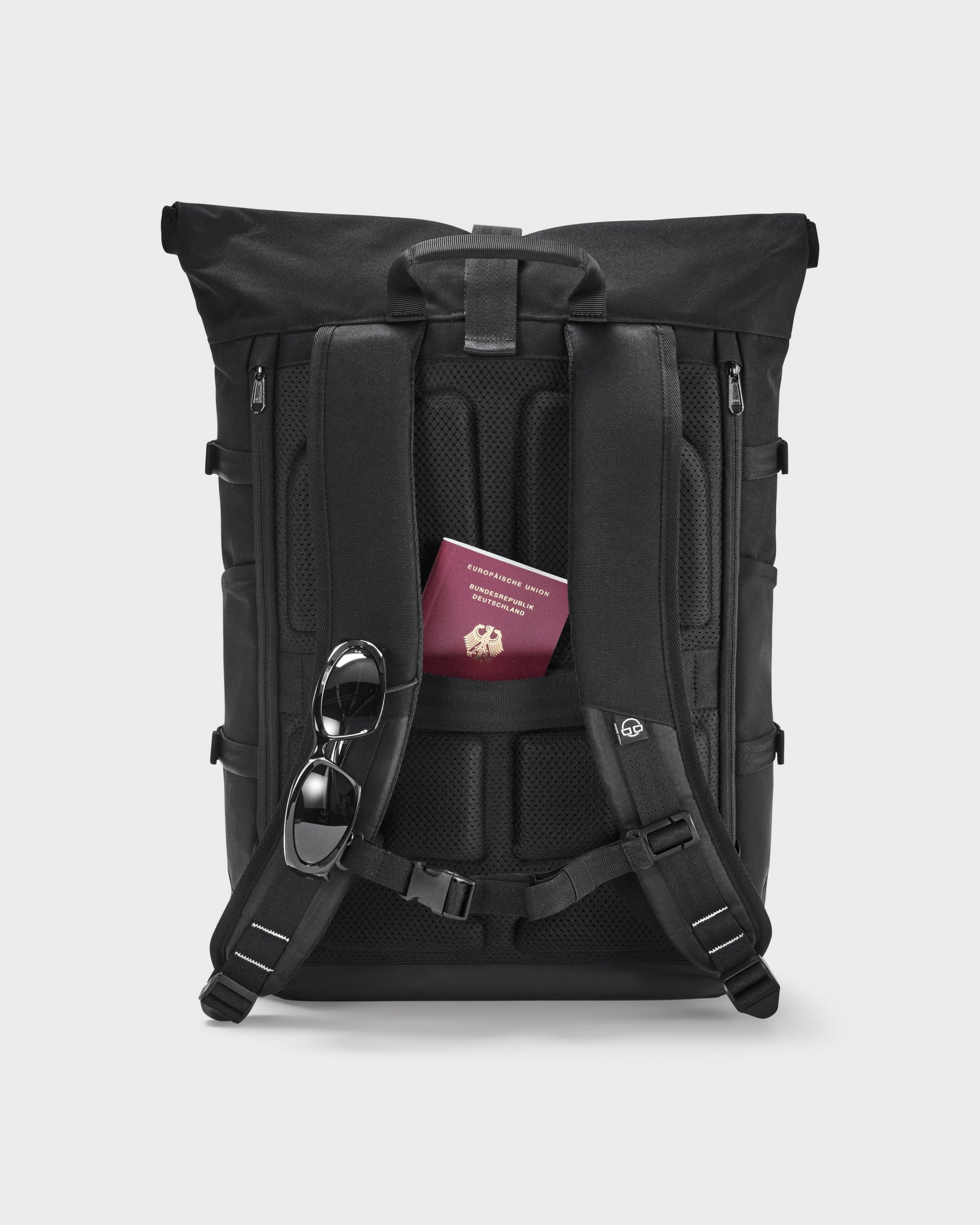 Schwarzer Rolltop-Rucksack 'Allen Large Move' mit gepolsterten ergonomischen Tragegurten, Reisepass in Rückenfach, Sonnenbrille am Gurt