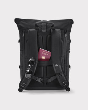 Schwarzer Rolltop-Rucksack 'Allen Large Move' mit gepolsterten ergonomischen Tragegurten, Reisepass in Rückenfach, Sonnenbrille am Gurt