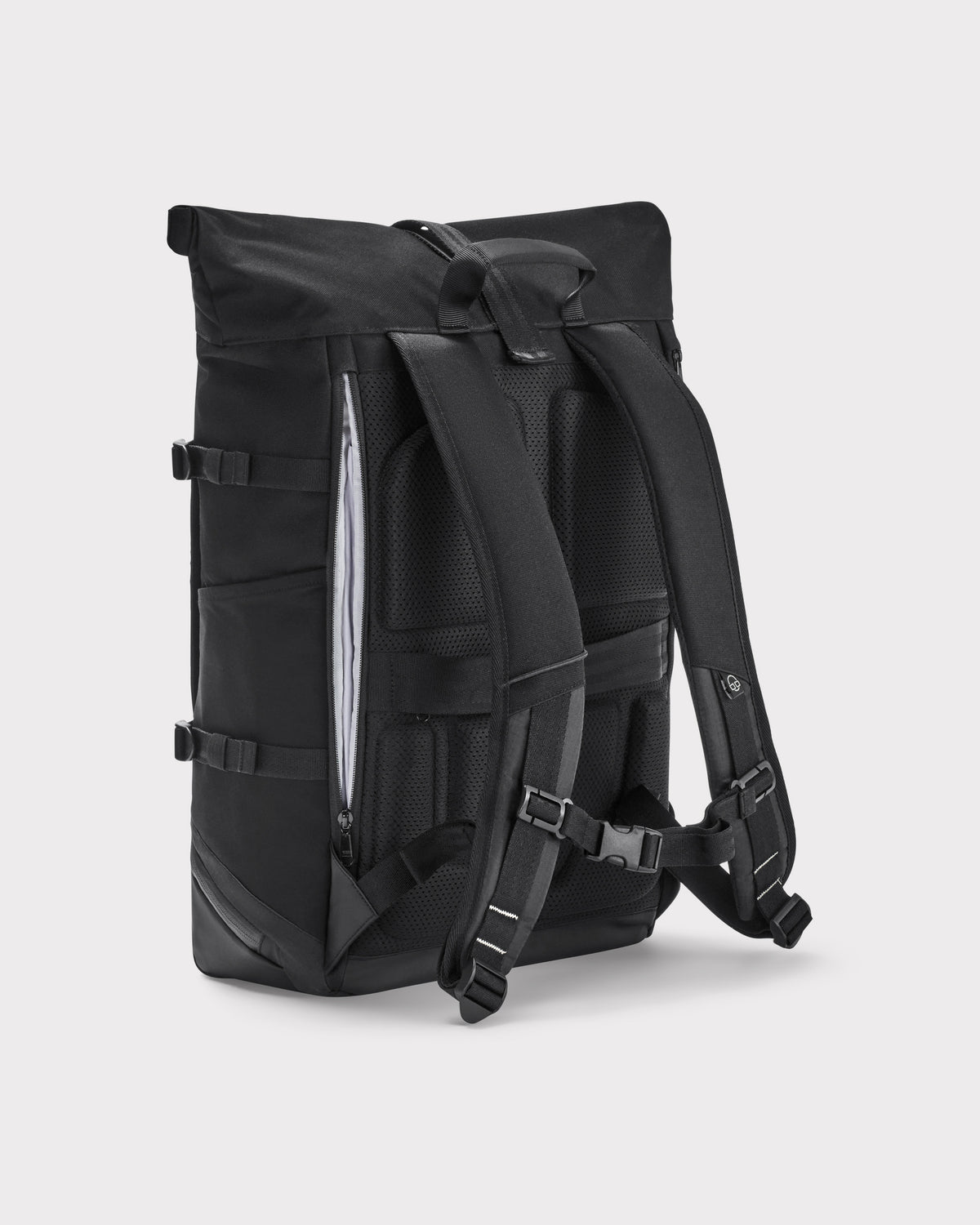 Rückseite des schwarzen Rolltop Rucksacks Allen Large Move mit gepolsterten Schultergurten und Schnellzugriff-Reißverschluss