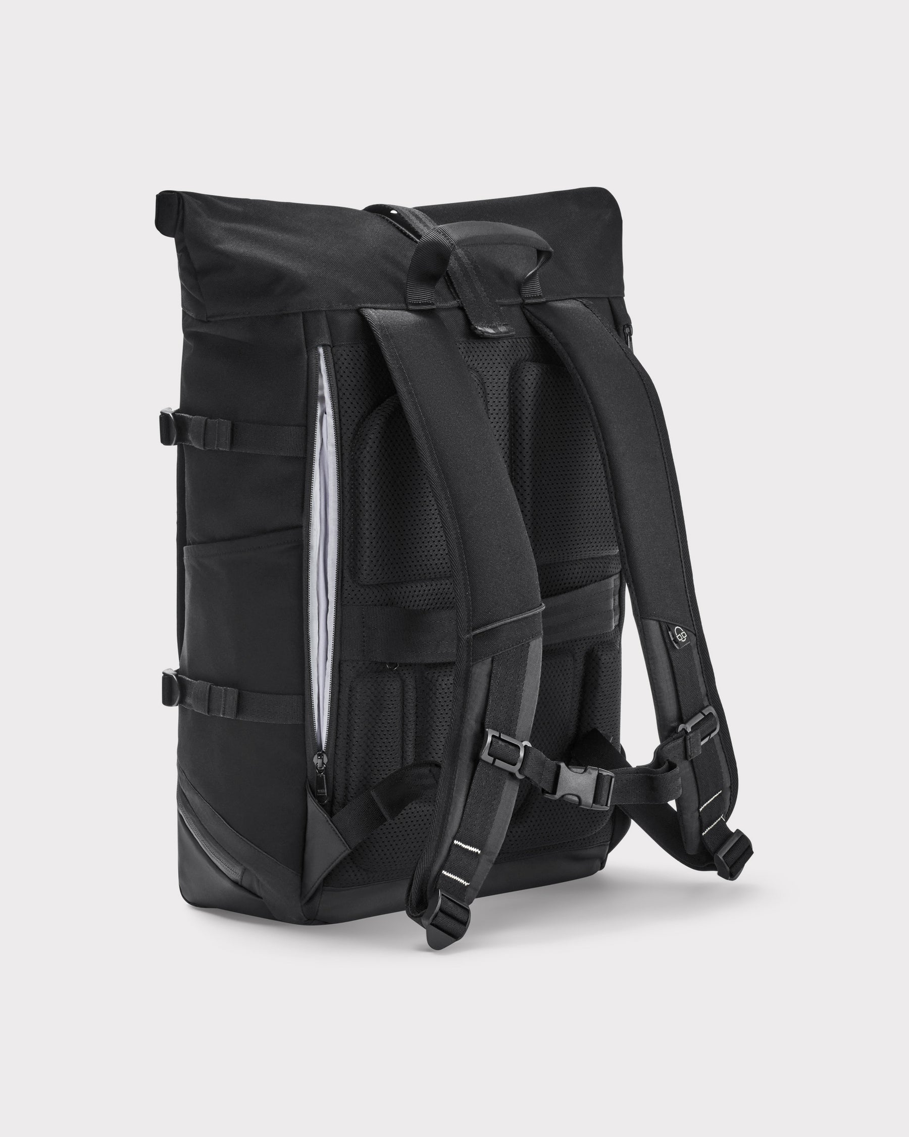 Rückseite des schwarzen Rolltop Rucksacks Allen Large Move mit gepolsterten Schultergurten und Schnellzugriff-Reißverschluss