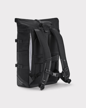 Rückseite des schwarzen Rolltop Rucksacks Allen Large Move mit gepolsterten Schultergurten und Schnellzugriff-Reißverschluss