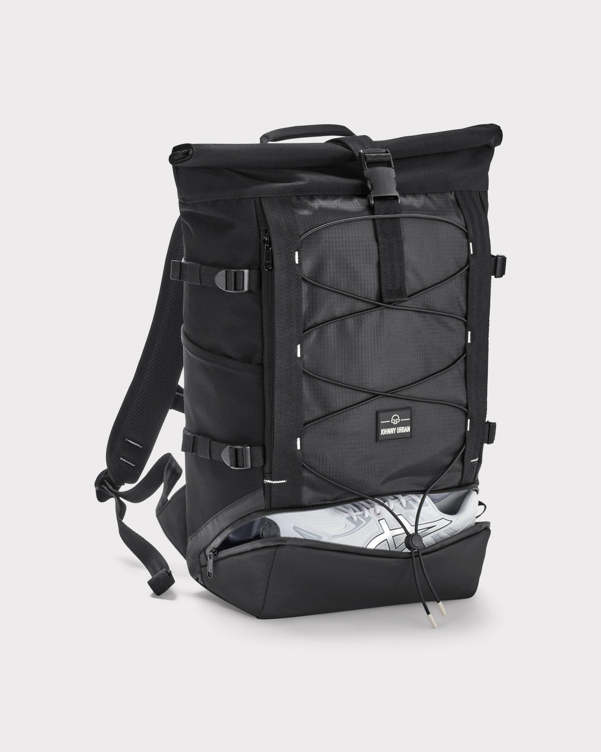 Schwarzer Rolltop-Rucksack 'Allen Large Move' von Johnny Urban mit aufgesetztem Schuhfach, Schuh teils sichtbar