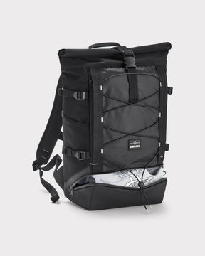 Schwarzer Rolltop-Rucksack 'Allen Large Move' von Johnny Urban mit aufgesetztem Schuhfach, Schuh teils sichtbar