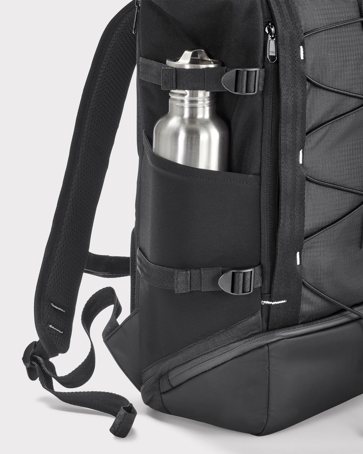Rolltop Rucksack Allen Large Move in Schwarz mit seitlichem Fach, das eine silberne Trinkflasche hält