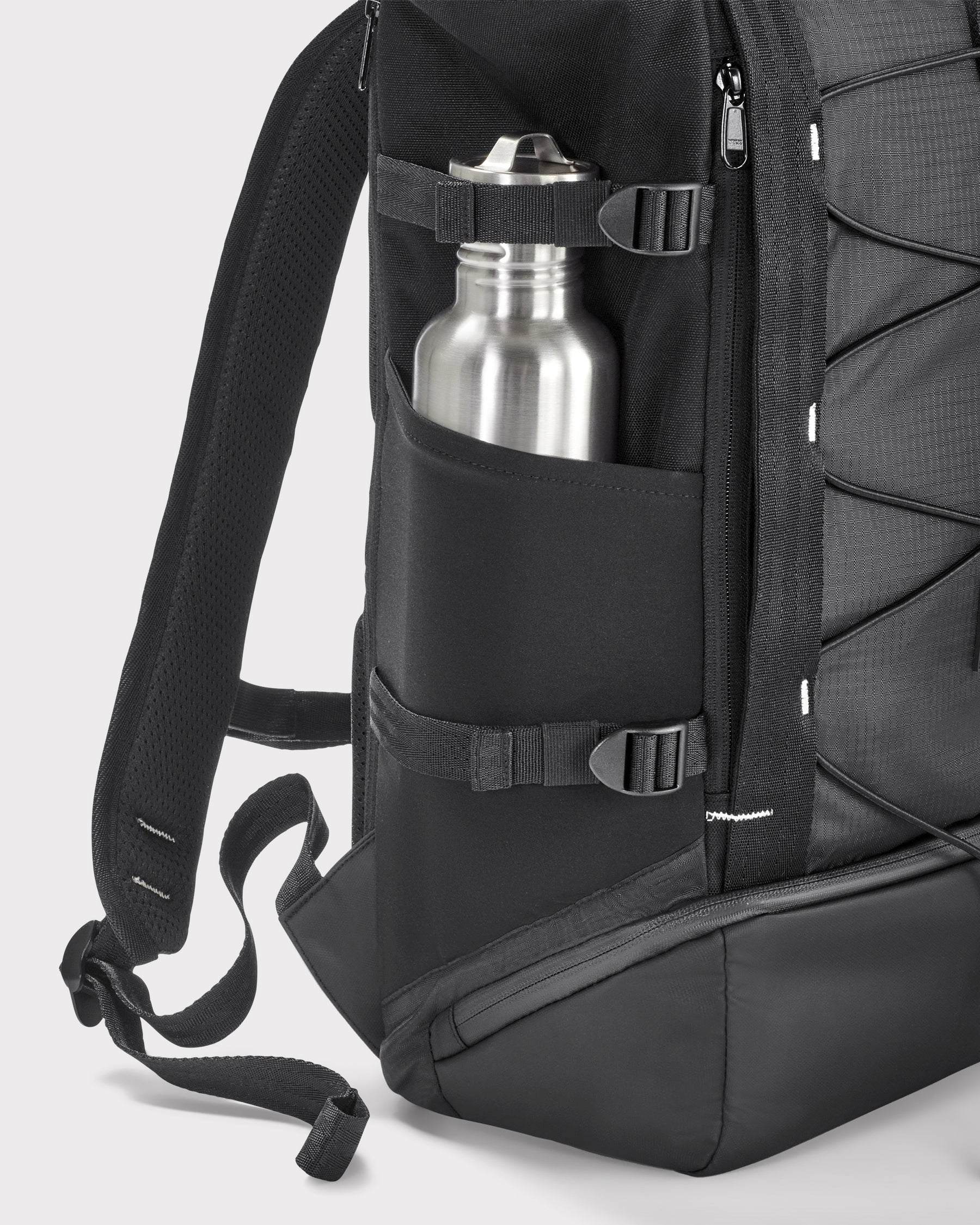 Rolltop Rucksack Allen Large Move in Schwarz mit seitlichem Fach, das eine silberne Trinkflasche hält