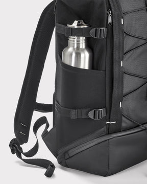 Rolltop Rucksack Allen Large Move in Schwarz mit seitlichem Fach, das eine silberne Trinkflasche hält