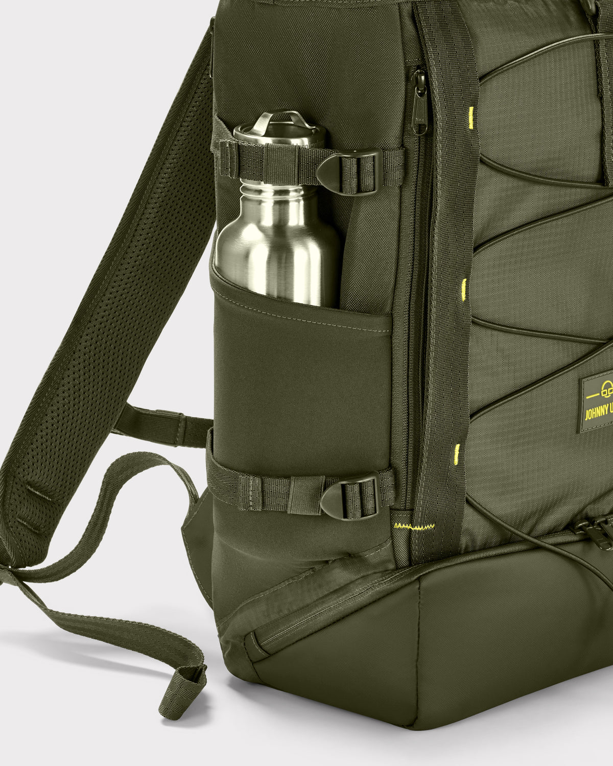 Seitenansicht des olivgrünen Rolltop Rucksack Allen Large Move von Johnny Urban mit Flaschenfach und verstellbarem Schultergurt