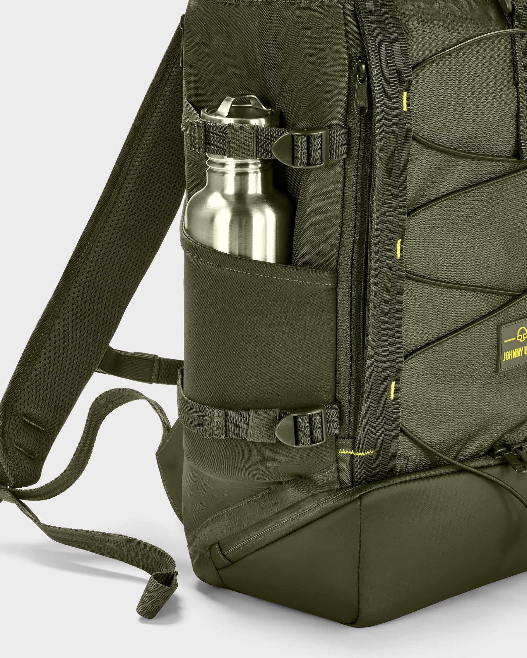 Seitenansicht des olivgrünen Rolltop Rucksack Allen Large Move von Johnny Urban mit Flaschenfach und verstellbarem Schultergurt