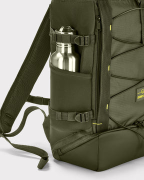 Seitenansicht des olivgrünen Rolltop Rucksack Allen Large Move von Johnny Urban mit Flaschenfach und verstellbarem Schultergurt