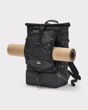 Schwarzer Rolltop-Rucksack 'Allen Large Move' mit verstellbaren Gurten und befestigter Kork-Yogamatte